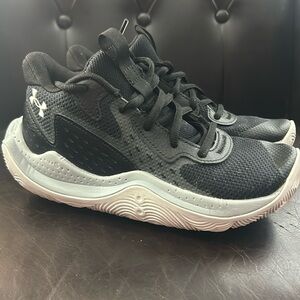 Under Armour Youth Size 4 Basketball Sneakers Black